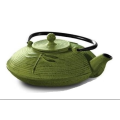 Tetera verde de hierro fundido del estilo japonés con las tazas y el Trivet